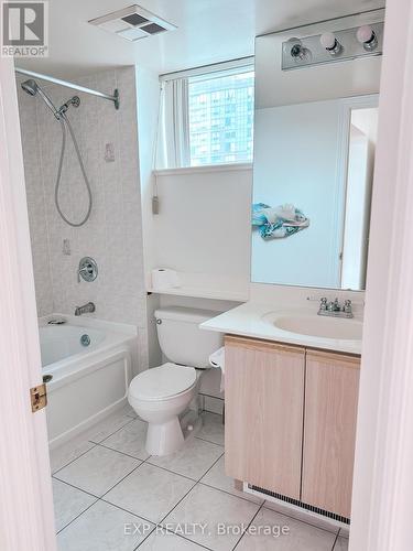 2233 - 68 Corporate Drive, Toronto, ON - Indoor Photo Showing Bathroom