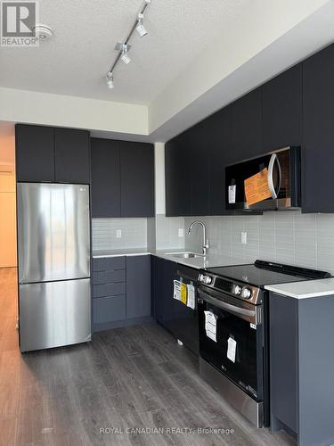 321 - 225 Malta Avenue, Brampton, ON - Indoor Photo Showing Kitchen