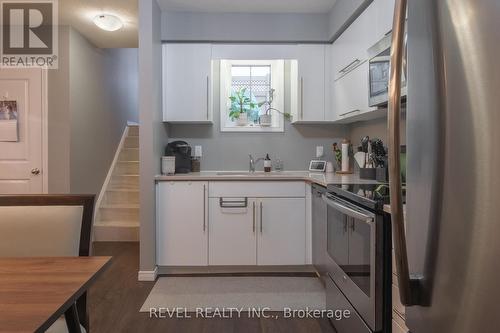 16 - 3200 Singleton Avenue, London, ON - Indoor Photo Showing Kitchen