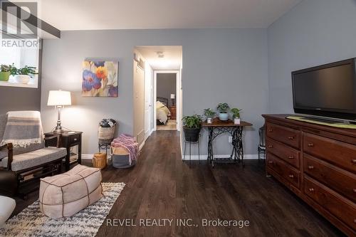 16 - 3200 Singleton Avenue, London, ON - Indoor Photo Showing Living Room