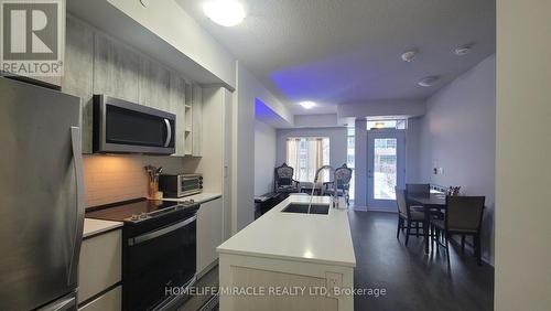 109 - 251 Manitoba Street, Toronto, ON - Indoor Photo Showing Kitchen