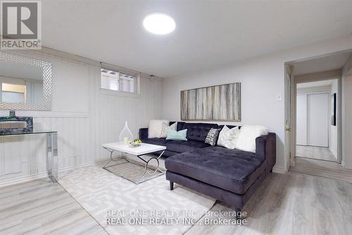 105 Aurora Heights Drive, Aurora, ON - Indoor Photo Showing Living Room