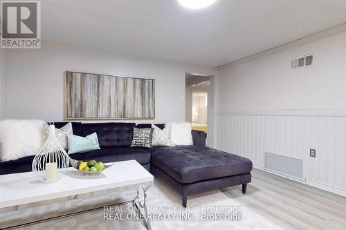 105 Aurora Heights Drive, Aurora, ON - Indoor Photo Showing Living Room