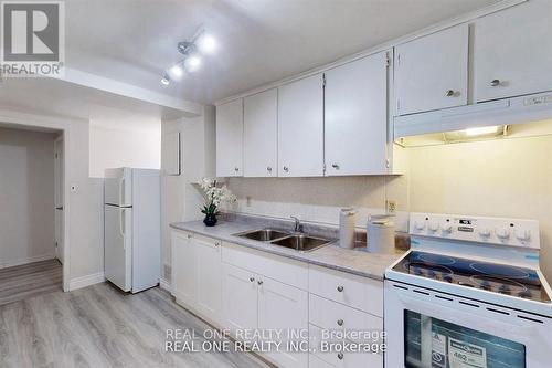 105 Aurora Heights Drive, Aurora, ON - Indoor Photo Showing Kitchen With Double Sink