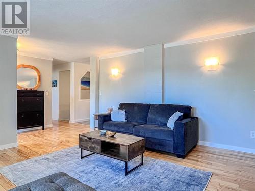 9465 Angus Drive, Coldstream, BC - Indoor Photo Showing Living Room