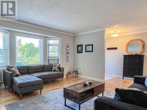 9465 Angus Drive, Coldstream, BC - Indoor Photo Showing Living Room