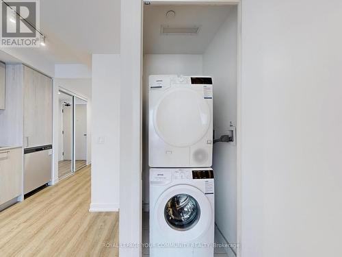 901 - 195 Commerce Street, Vaughan, ON - Indoor Photo Showing Laundry Room