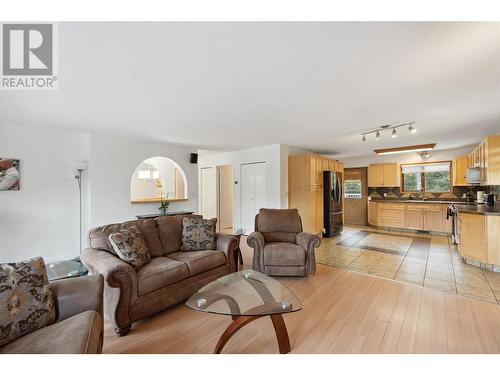 1419 Highland Drive, Castlegar, BC - Indoor Photo Showing Living Room