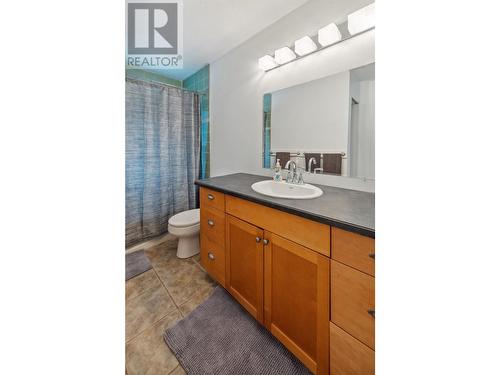 1419 Highland Drive, Castlegar, BC - Indoor Photo Showing Bathroom