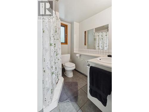 1419 Highland Drive, Castlegar, BC - Indoor Photo Showing Bathroom