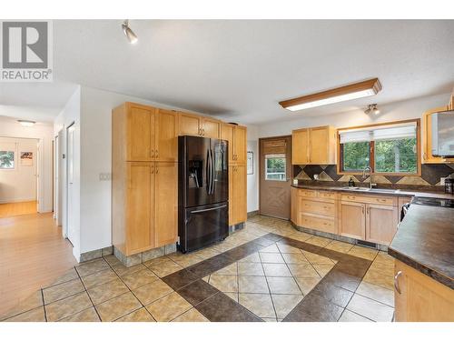 1419 Highland Drive, Castlegar, BC - Indoor Photo Showing Kitchen With Double Sink