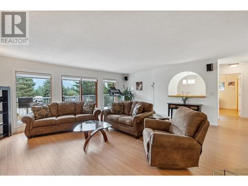 1419 Highland Drive, Castlegar, BC - Indoor Photo Showing Living Room