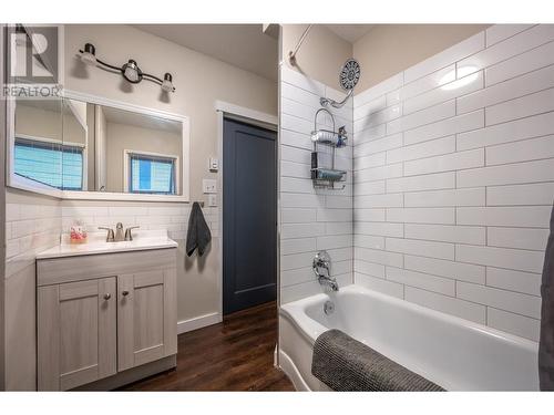 Shared bathroom - 1070 Forestbrook Drive, Penticton, BC - Indoor Photo Showing Bathroom