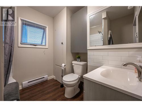 Shared bathroom - 1070 Forestbrook Drive, Penticton, BC - Indoor Photo Showing Bathroom