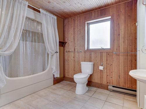 Bathroom - 17080 Boul. Du Curé-Labelle, Mirabel, QC - Indoor Photo Showing Bathroom