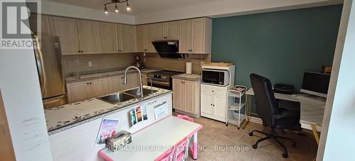 282 Coachwhip Trail, Newmarket, ON - Indoor Photo Showing Kitchen With Double Sink