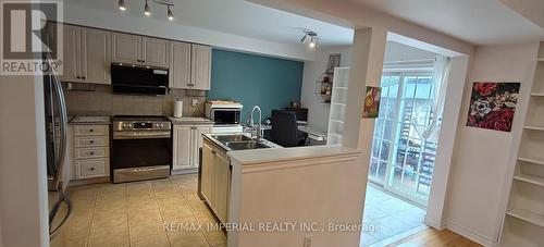 282 Coachwhip Trail, Newmarket, ON - Indoor Photo Showing Kitchen With Double Sink