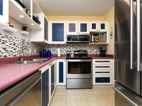 106-2525 Fitzgerald Ave, Courtenay, BC - Indoor Photo Showing Kitchen With Double Sink