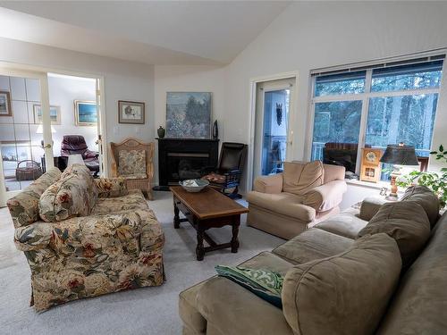 311-2777 Barry Rd, Mill Bay, BC - Indoor Photo Showing Living Room