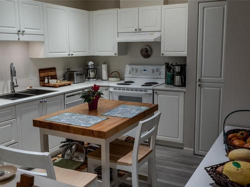 311-2777 Barry Rd, Mill Bay, BC - Indoor Photo Showing Kitchen With Double Sink