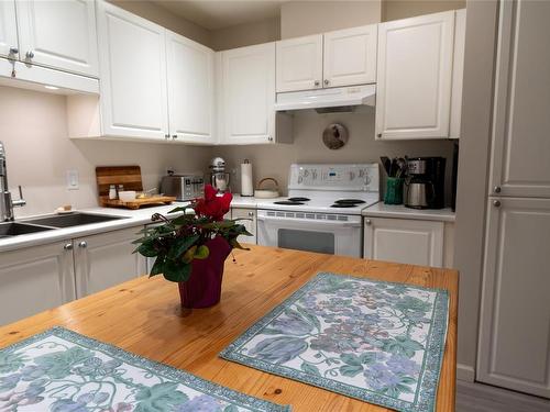 311-2777 Barry Rd, Mill Bay, BC - Indoor Photo Showing Kitchen With Double Sink