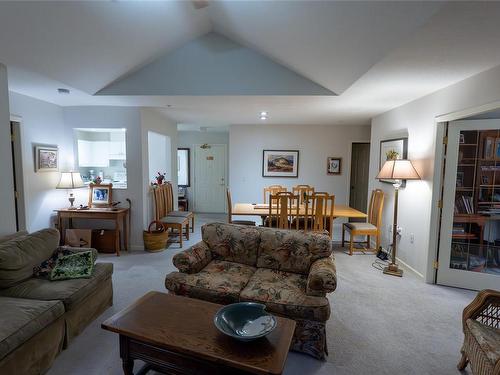 311-2777 Barry Rd, Mill Bay, BC - Indoor Photo Showing Living Room