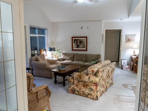 311-2777 Barry Rd, Mill Bay, BC - Indoor Photo Showing Living Room