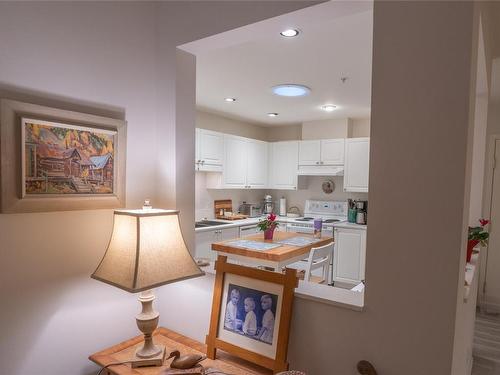 311-2777 Barry Rd, Mill Bay, BC - Indoor Photo Showing Kitchen