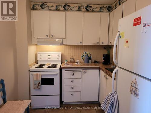 612 - 915 Elmsmere Road, Ottawa, ON - Indoor Photo Showing Kitchen