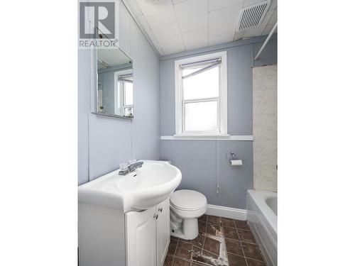 1633 10Th Avenue, Prince George, BC - Indoor Photo Showing Bathroom