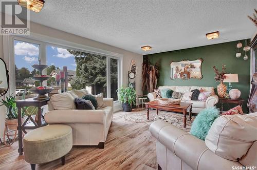 414 Charlebois Court, Saskatoon, SK - Indoor Photo Showing Living Room