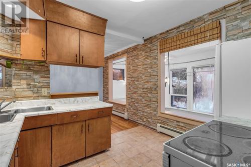 1221 Munroe Avenue, Saskatoon, SK - Indoor Photo Showing Kitchen