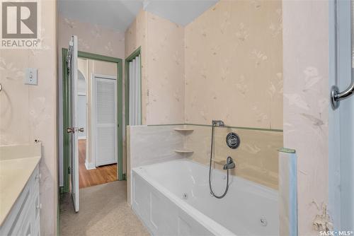 1221 Munroe Avenue, Saskatoon, SK - Indoor Photo Showing Bathroom