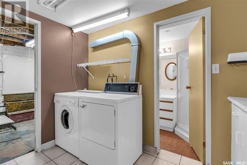 1221 Munroe Avenue, Saskatoon, SK - Indoor Photo Showing Laundry Room