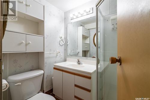 1221 Munroe Avenue, Saskatoon, SK - Indoor Photo Showing Bathroom