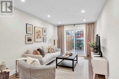 1542 Glen Rutley Circle, Mississauga (Applewood), ON - Indoor Photo Showing Living Room