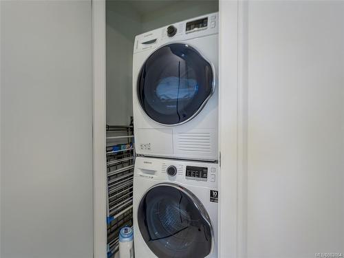 508-916 Lyall St, Esquimalt, BC - Indoor Photo Showing Laundry Room