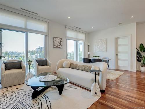 508-916 Lyall St, Esquimalt, BC - Indoor Photo Showing Living Room