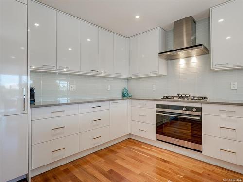 508-916 Lyall St, Esquimalt, BC - Indoor Photo Showing Kitchen With Upgraded Kitchen