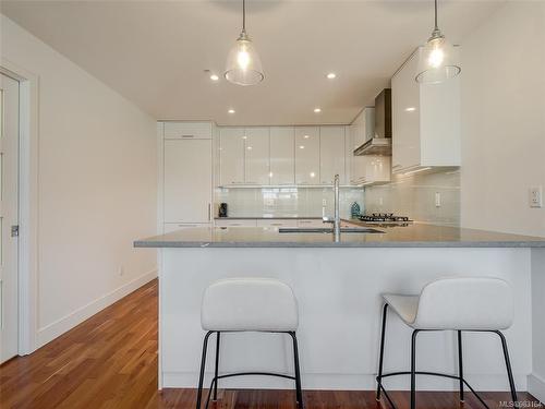 508-916 Lyall St, Esquimalt, BC - Indoor Photo Showing Kitchen