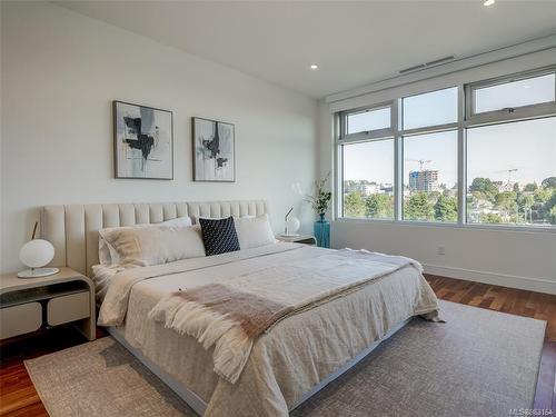 508-916 Lyall St, Esquimalt, BC - Indoor Photo Showing Bedroom