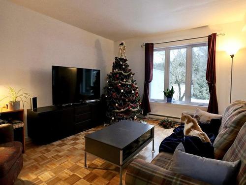 Salon - 8037 Rue Châteauvert, Trois-Rivières, QC - Indoor Photo Showing Living Room