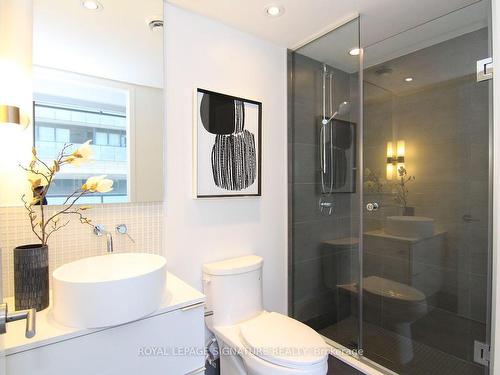 303-185 Roehampton Ave, Toronto, ON - Indoor Photo Showing Bathroom