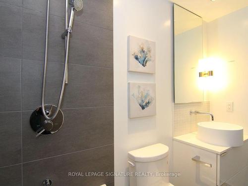 303-185 Roehampton Ave, Toronto, ON - Indoor Photo Showing Bathroom