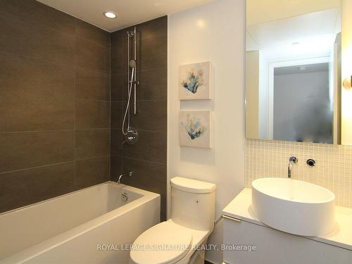 303-185 Roehampton Ave, Toronto, ON - Indoor Photo Showing Bathroom