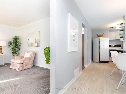 732 Danforth Rd Rd, Toronto, ON - Indoor Photo Showing Living Room