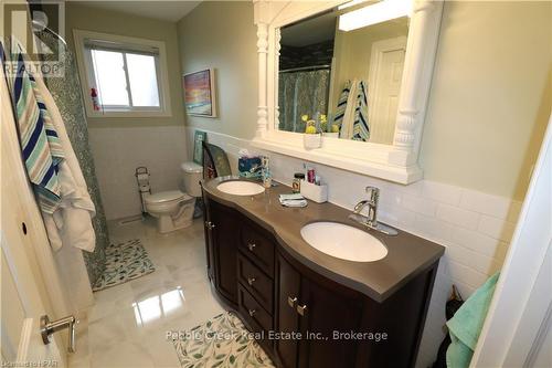 205 Bennett Street W, Goderich (Goderich (Town)), ON - Indoor Photo Showing Bathroom