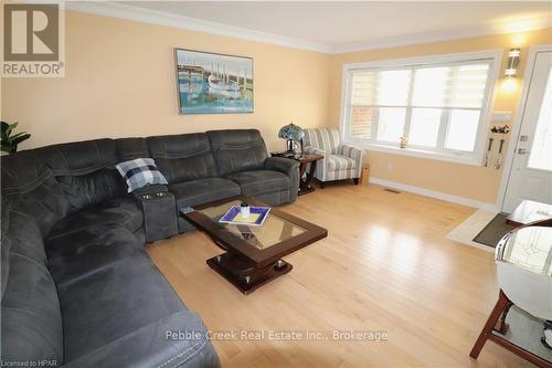 205 Bennett Street W, Goderich (Goderich (Town)), ON - Indoor Photo Showing Living Room