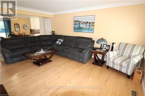 205 Bennett Street W, Goderich (Goderich (Town)), ON - Indoor Photo Showing Living Room