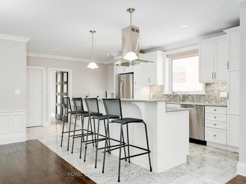 133 Chaplin Cres, Toronto, ON - Indoor Photo Showing Kitchen With Upgraded Kitchen